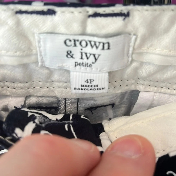 Crown & Ivy Women's Size 4P Navy Cropped Capri Pants Elephant Logo NWT - Picture 4 of 4